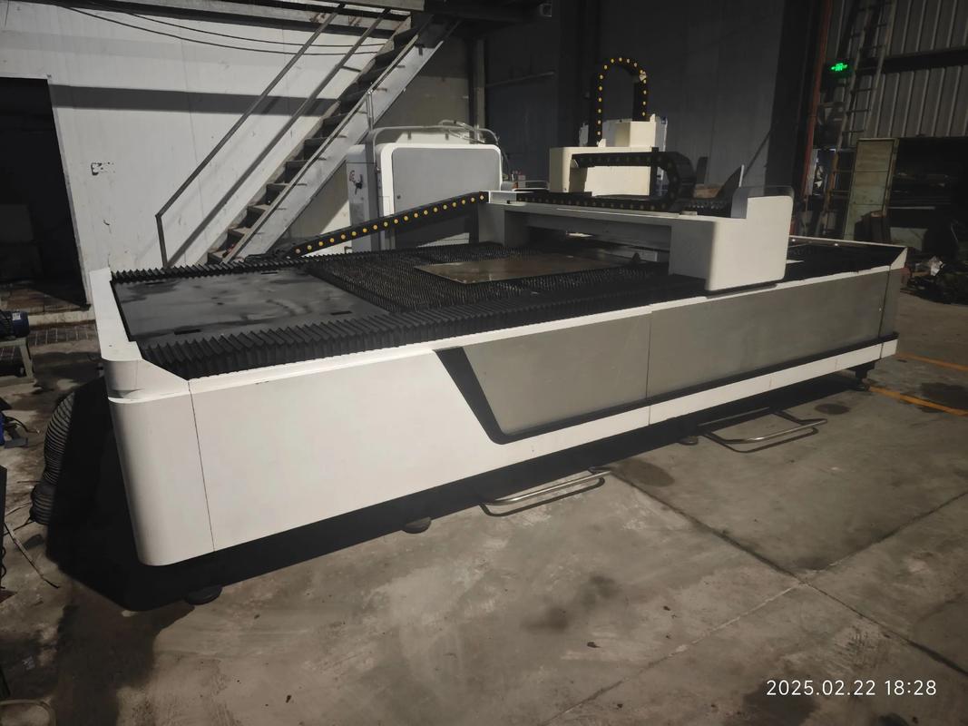 邦德1500w3015激光切割机 铸铁床身5吨左右重 日本安